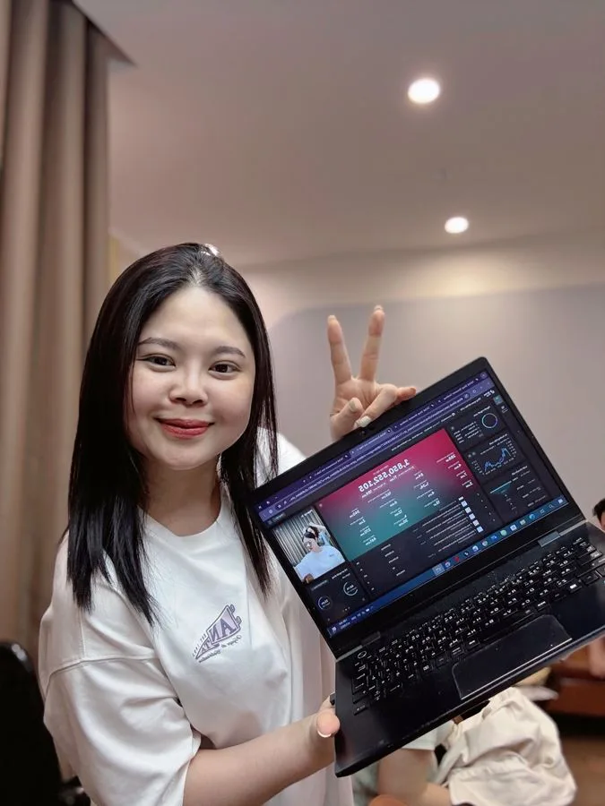 Học viên khoe kết quả doanh thu trên laptop